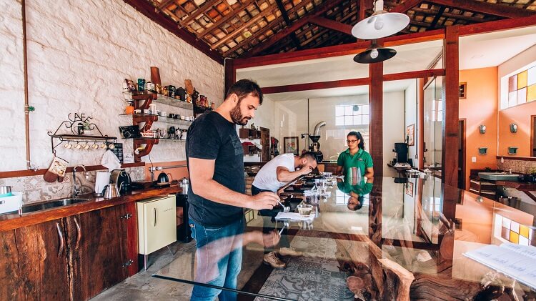 Análise= de cafés em mesa de vidro