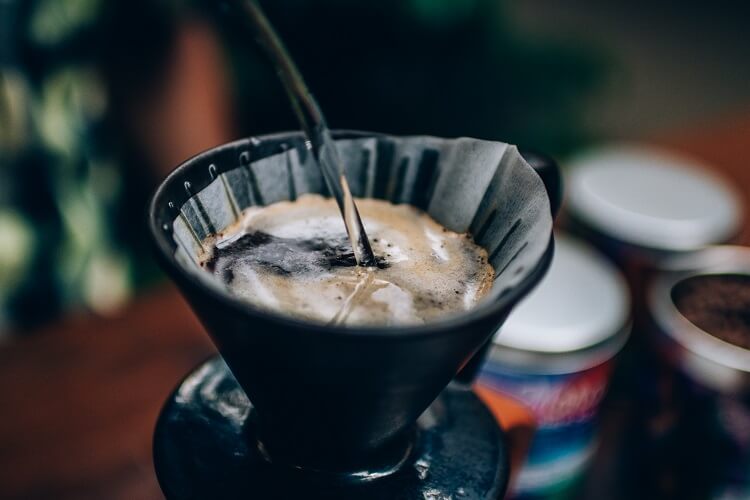 Café sendo coado