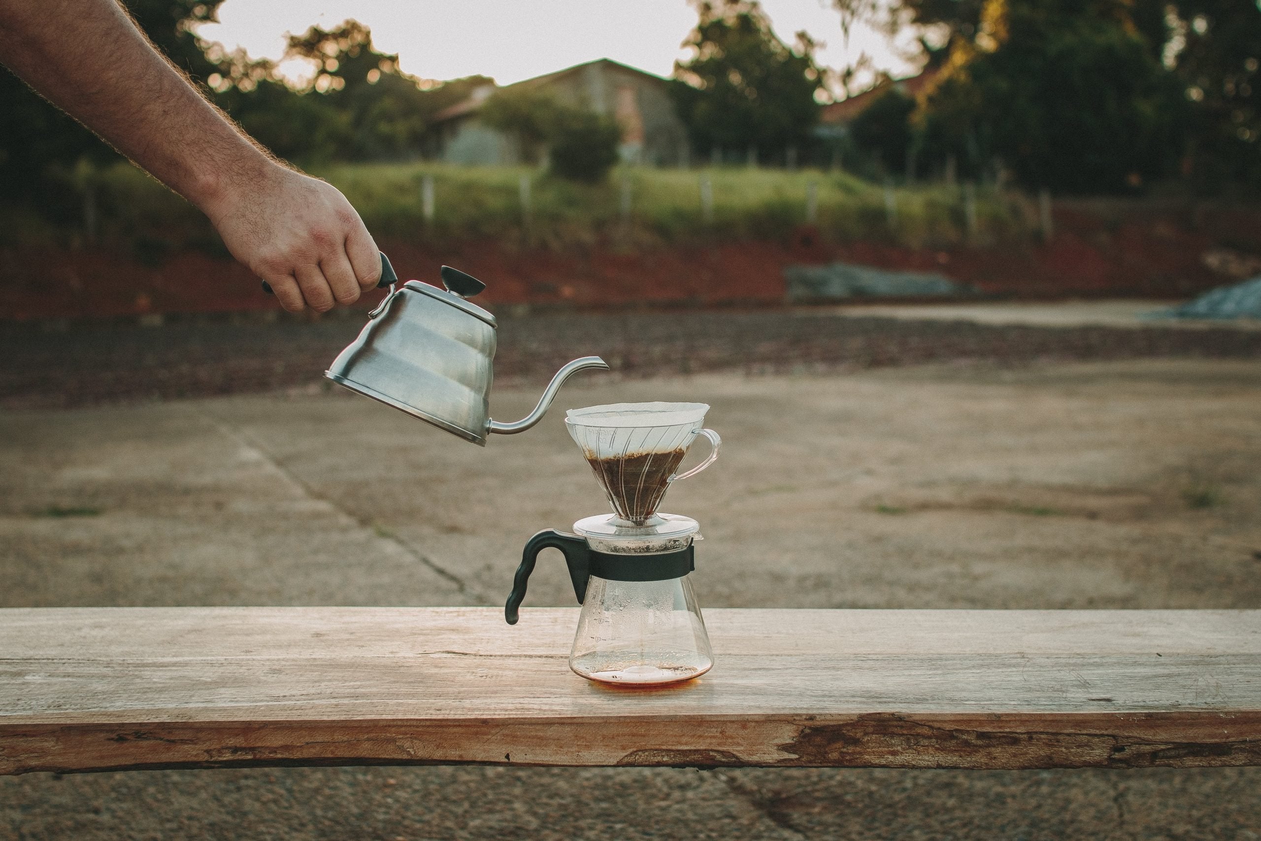 Café sendo preparado em Hario v60 com chaleira bico de ganso