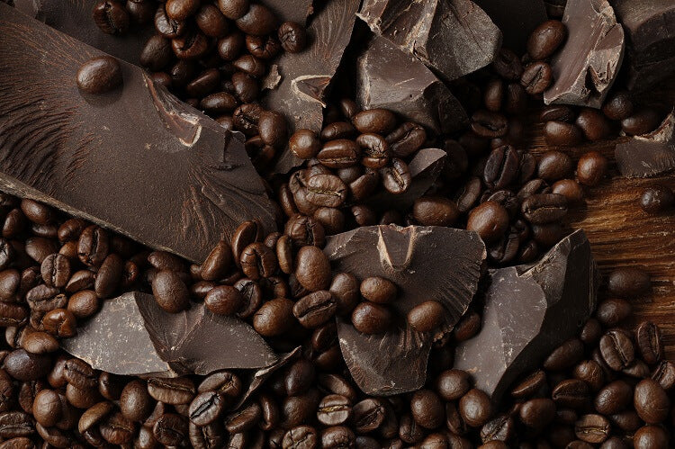 detalhe pedaços de chocolate com grãos de café