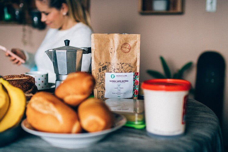 Mesa de café da manhã com comida e pacote de café