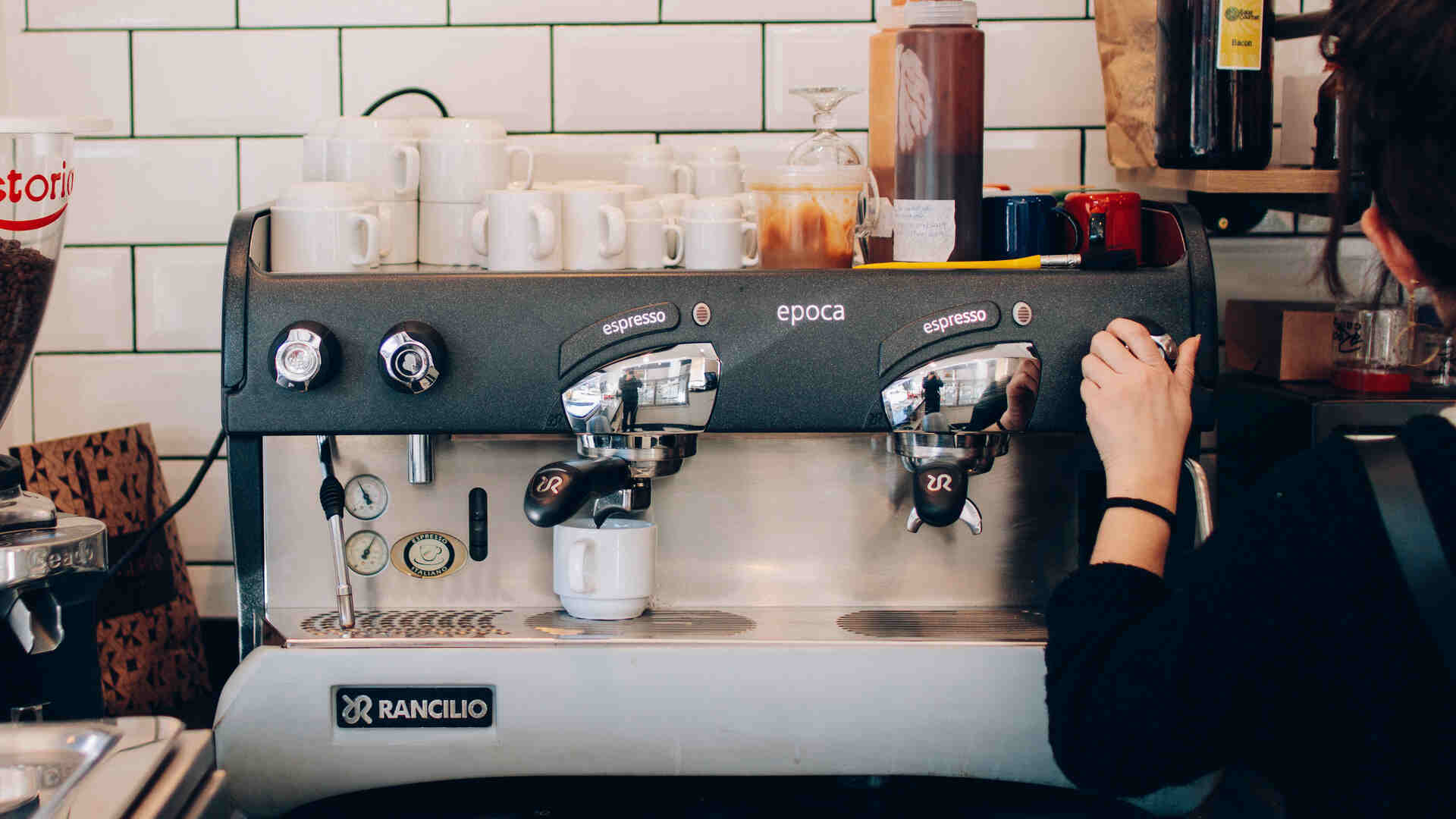 mulher utilizando máquina de espresso