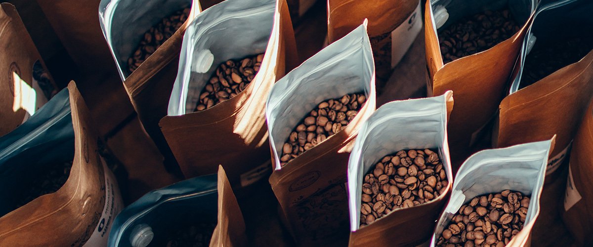 pacotes de café abertos na produção