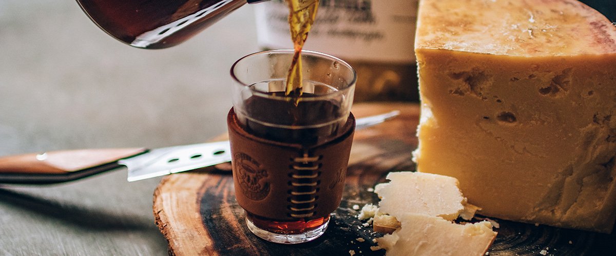 Tábua de madeira rústica com copo de café e queijo