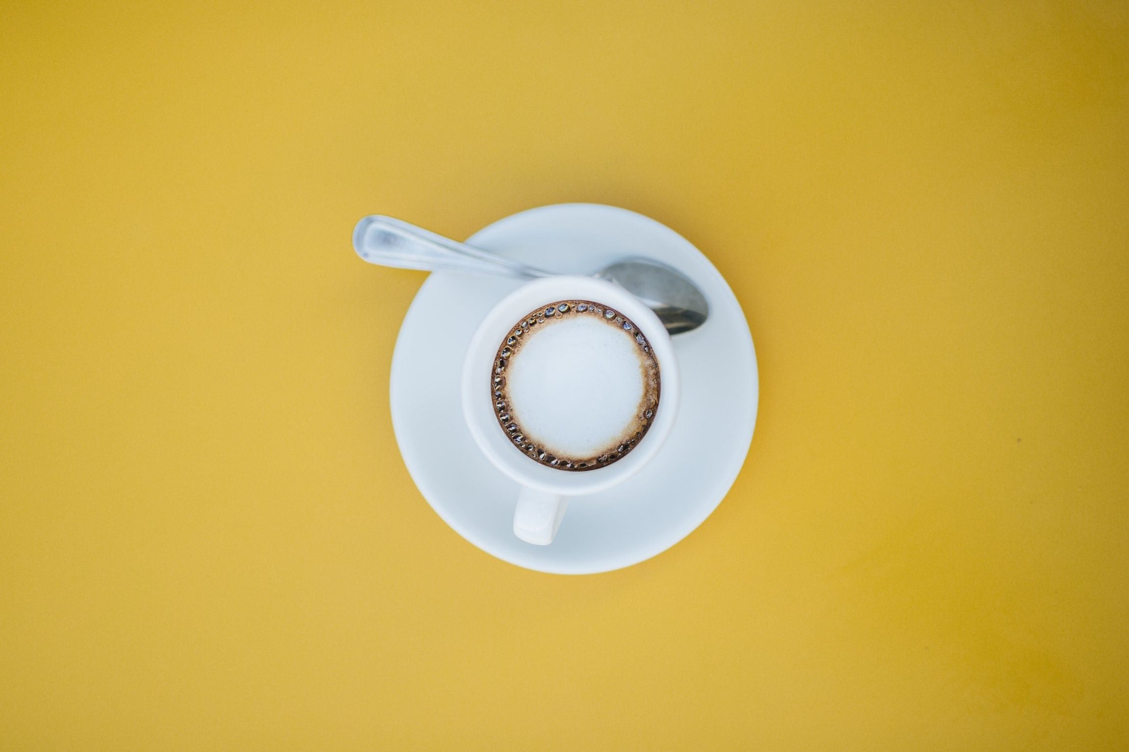 xícara de café com leite vaporizado vista de cima