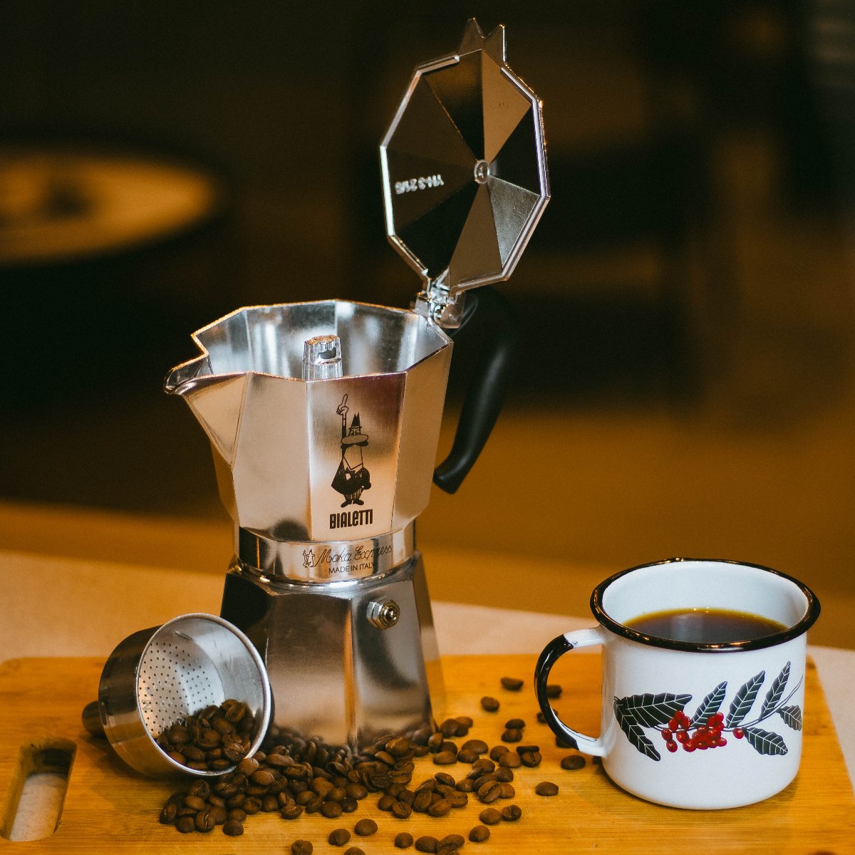 Bialetti Nuova Moka Express - 6 xícaras + Brinde