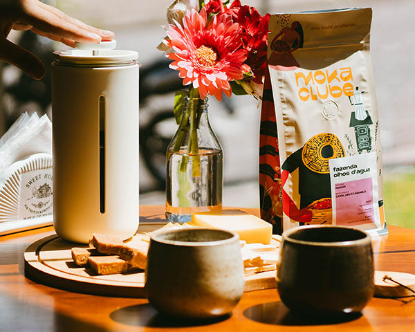 Mesa de café, copos de cerâmica, flores, prensa francesa Timemore, Pacote de café e frios