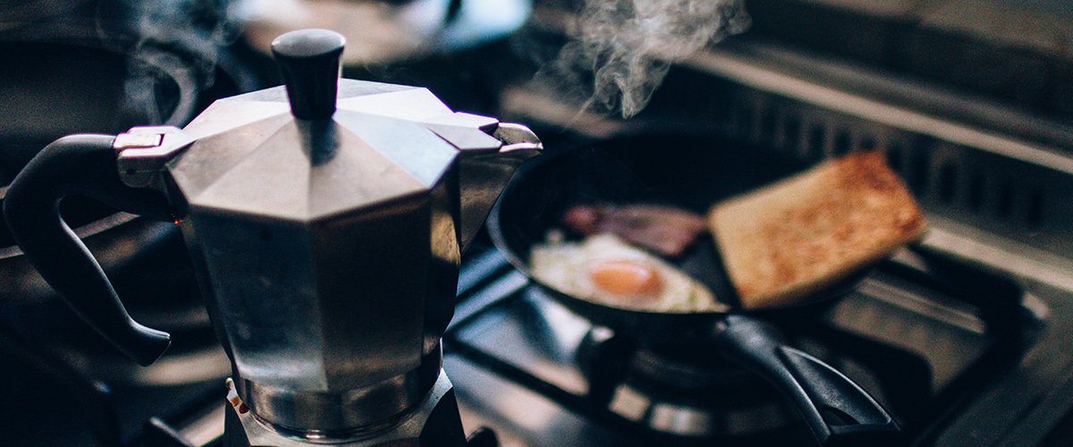 cafeteira italiana sendo preparada no fogão