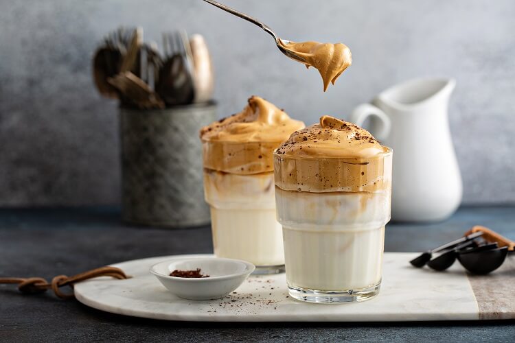 dois copos com café cremoso