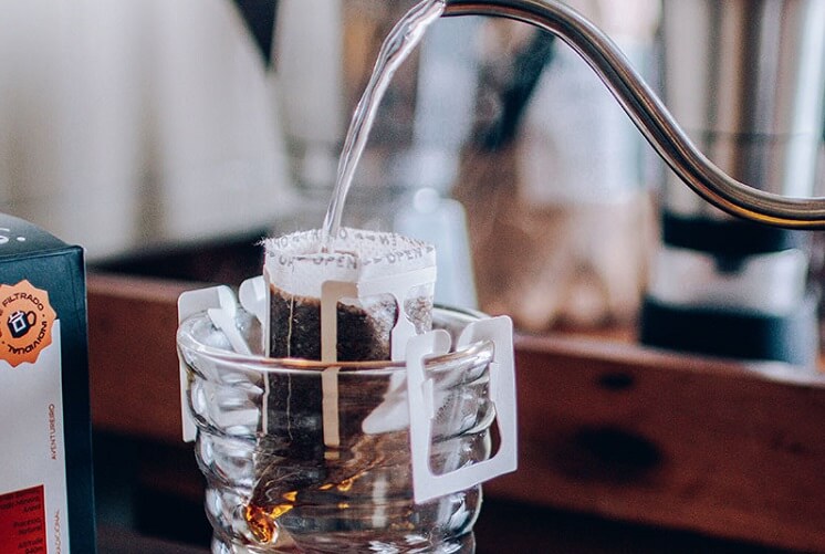 Drip coffee sendo preparado em um copo e vidro