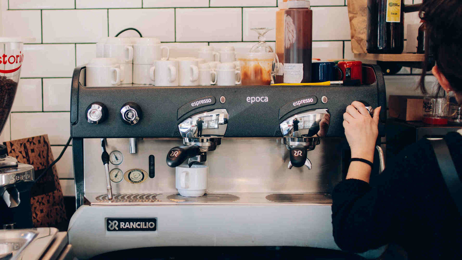 mulher utilizando máquina de espresso