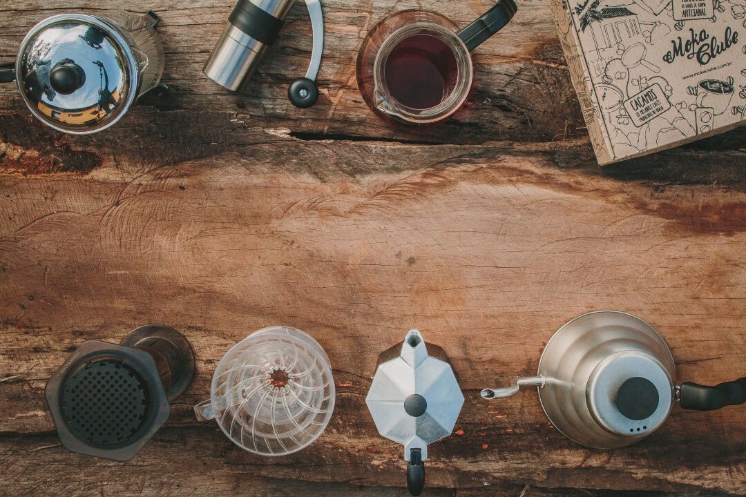 vista de cima com diversos métodos caseiros para extração de café