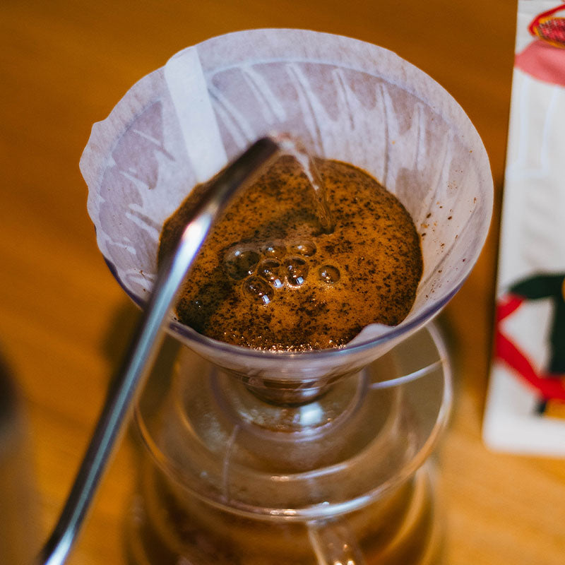 Café sendo coado em filtro de papel