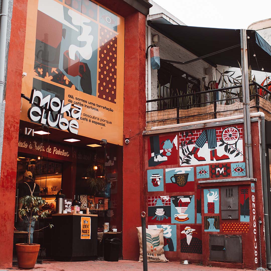 Entrada da loja de Pinheiros, tema de café, pé de café na porta