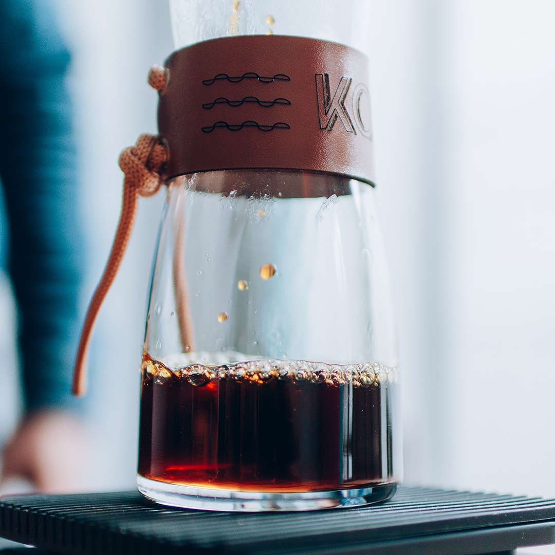 Decanter Koar com café e sua cinta de couro