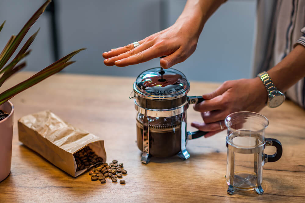 Café para prensa francesa sendo preparado