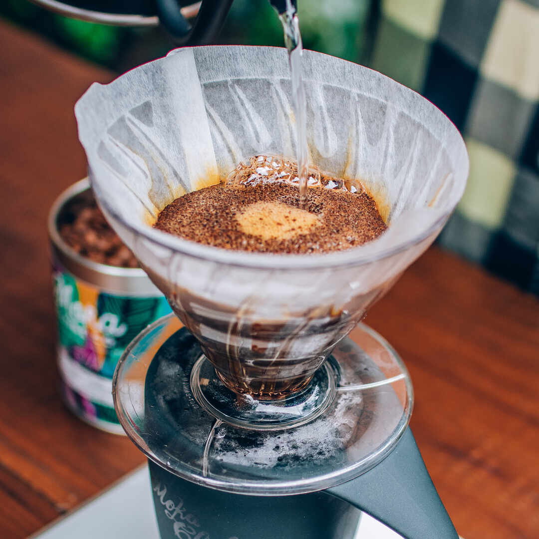 Café sendo preparado em V60 direto na xícara